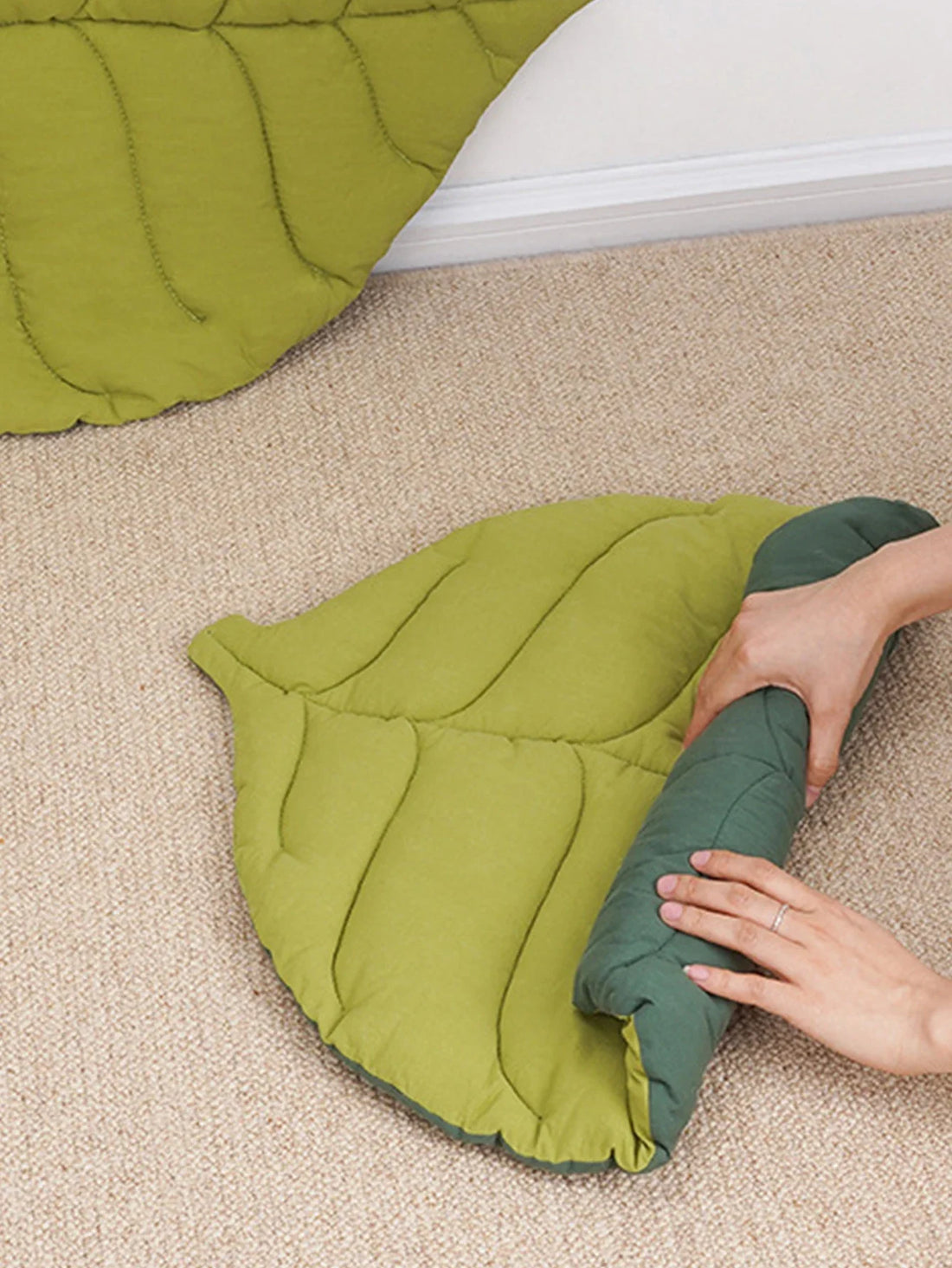 Leaf-Shape Cat Mattress – Reversible Pet Floor Mat