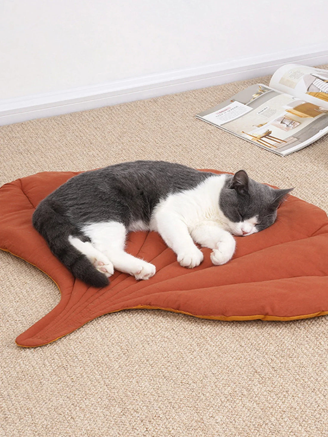 Leaf-Shape Cat Mattress – Reversible Pet Floor Mat